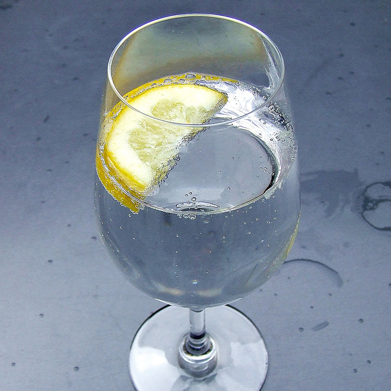 glass of seltzer water with lemon slice